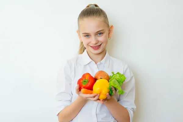 Szczęśliwy fitness dziewczynka gospodarstwa warzywa na białym tle — Zdjęcie stockowe