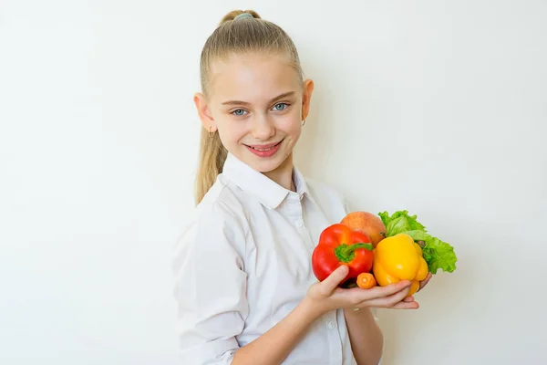 快乐健身女孩抱着孤立的蔬菜 — 图库照片