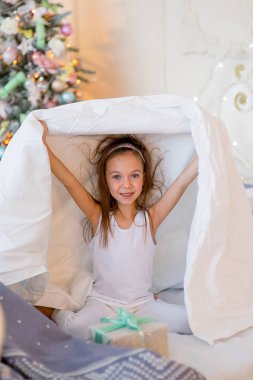 Kız çocuk uyanacak yatağında Noel sabah