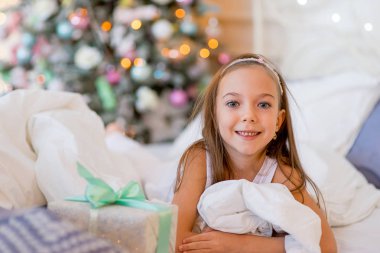 Kız çocuk uyanacak yatağında Noel sabah