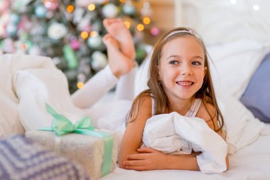 Kız çocuk uyanacak yatağında Noel sabah