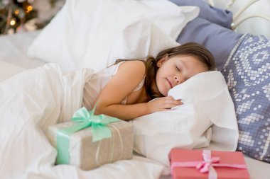 Kız çocuk Noel sabah yatağında uyumak