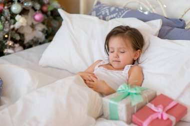 Kız çocuk Noel sabah yatağında uyumak