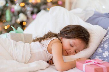 Kız çocuk uyanacak yatağında Noel sabah