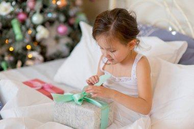 Kız çocuk uyanacak yatağında Noel sabah