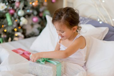 Kız çocuk uyanacak yatağında Noel sabah