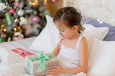 Kız çocuk uyanacak yatağında Noel sabah