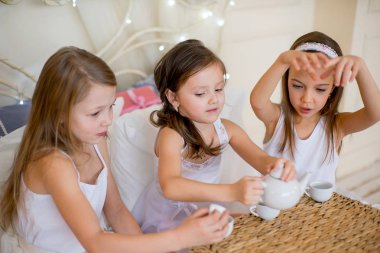 Çocuk kız yatağında Noel sabah uyanıp