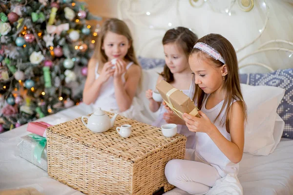 Child girls wake up in her bed in Christmas morning — Stock Photo, Image