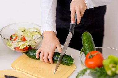 Genç Şef izole yüzü bir salata hazırlamak olacak