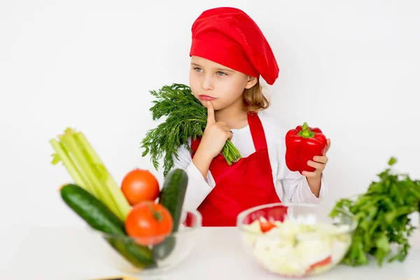 Маленька дівчинка шеф-кухар збирається приготувати салат ізольовано — стокове фото