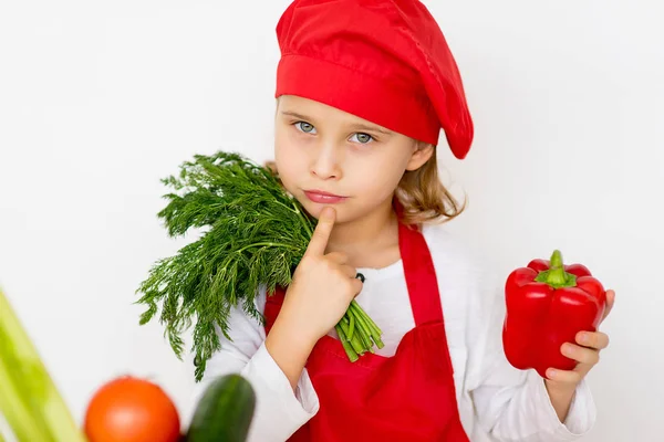 Little chef dziewczyna ma zamiar przygotować sałatkę na białym tle — Zdjęcie stockowe