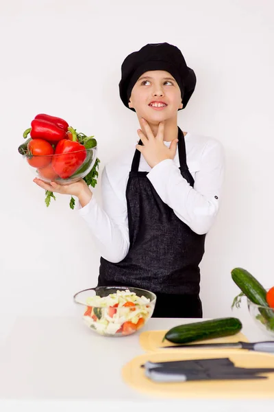 Giovane ragazzo che tiene un piatto con le verdure isolate — Foto Stock