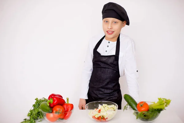 Молодой шеф-повар собирается приготовить изолированный салат — стоковое фото