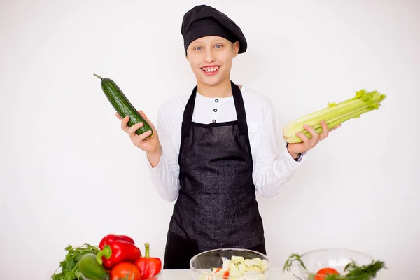 Jonge chef-kok bedrijf groenten isoleren — Stockfoto