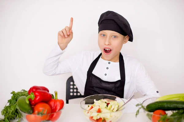Giovane chef è venuto con l'insalata isolata — Foto Stock
