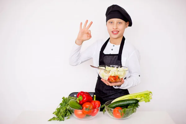 Giovane chef cerca di isolare l'insalata — Foto Stock