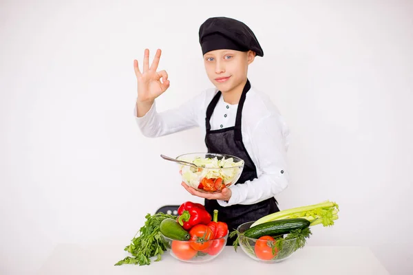 Jovem chef tenta isolar salada — Fotografia de Stock