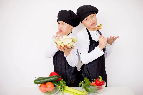 Due giovani chef valutano un'insalata isolata — Foto Stock