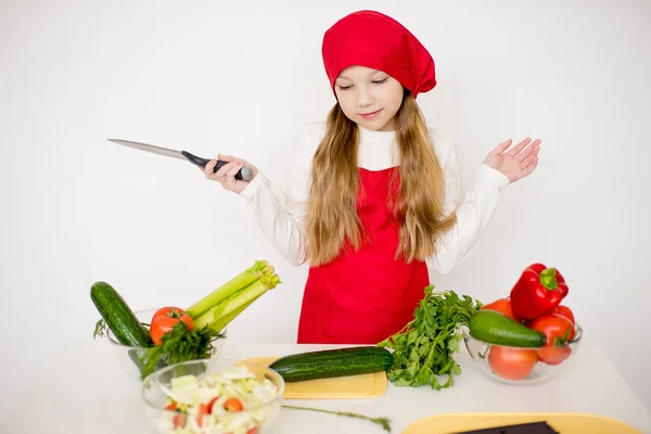 Giovane ragazza chef andando a preparare un'insalata isolata — Foto Stock