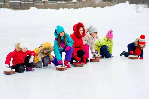 Junge Mädchen spielen Eisstockschießen — Stockfoto