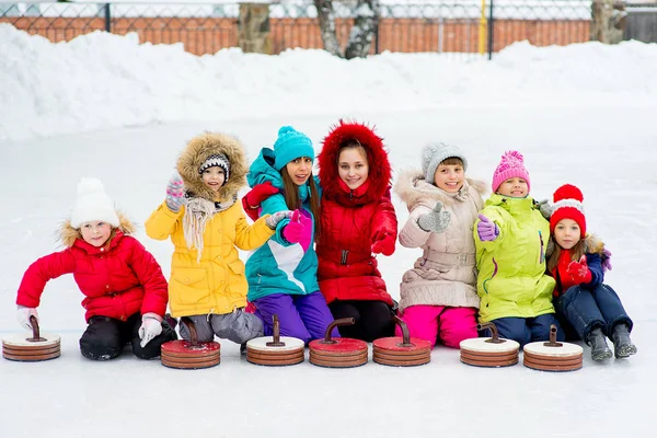 Jonge meisjes spelen curling — Stockfoto