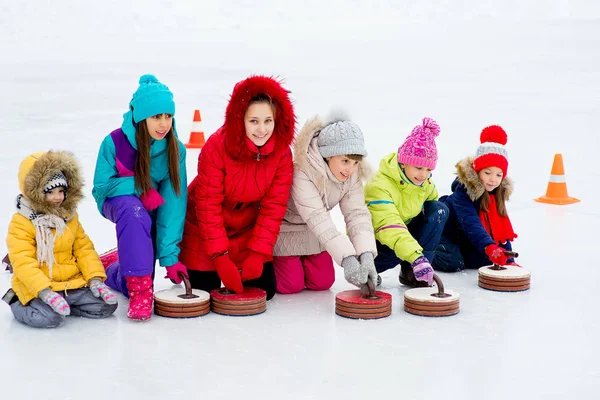 Młode dziewczyny curling gra — Zdjęcie stockowe