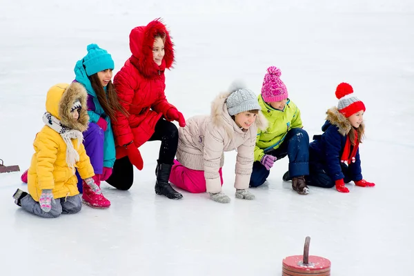 Junge Mädchen spielen Eisstockschießen — Stockfoto