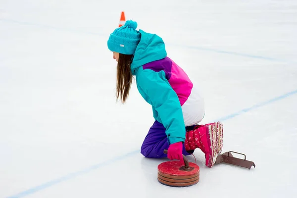 Młoda dziewczyna curling gra — Zdjęcie stockowe