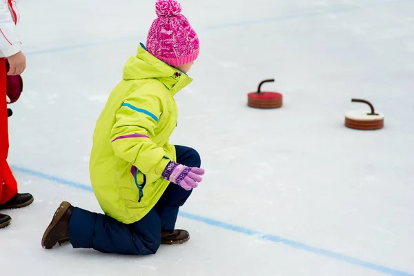 Junge Mädchen spielen Eisstockschießen — Stockfoto