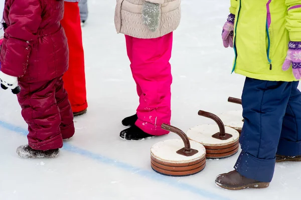 Junge Mädchen spielen Eisstockschießen — Stockfoto