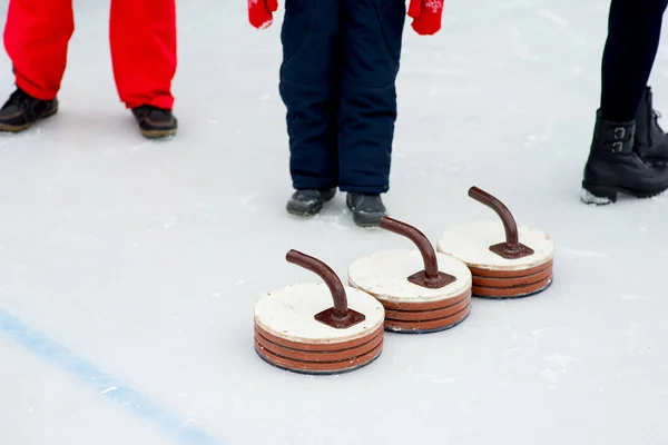 Junge Mädchen spielen Eisstockschießen — Stockfoto