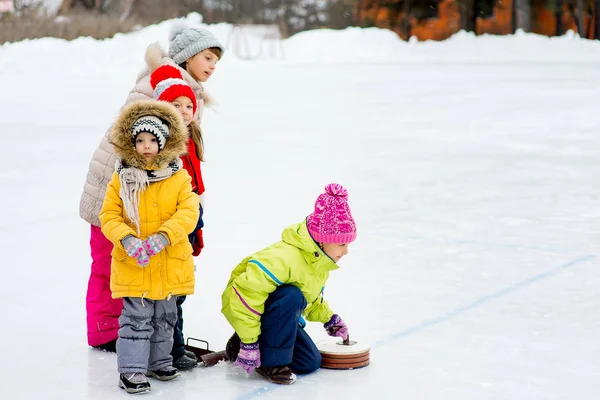 Jonge meisjes spelen curling — Stockfoto