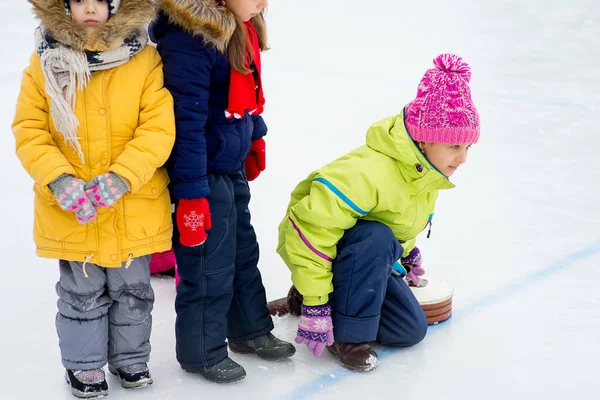 Junge Mädchen spielen Eisstockschießen — Stockfoto