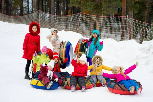 Kış günü kar tüpler yokuş aşağı çocuklar