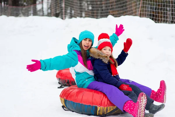 Barnen på snö rör neråt på vinterdag — Stockfoto