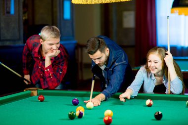 Bilardo oynayan arkadaşlar