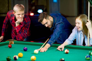 Bilardo oynayan arkadaşlar