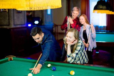 Bilardo oynayan arkadaşlar