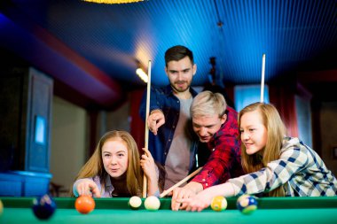 Bilardo oynayan arkadaşlar