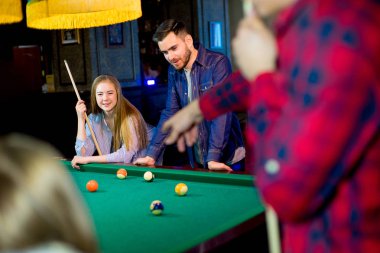 Bilardo oynayan arkadaşlar