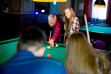 Bilardo oynayan arkadaşlar