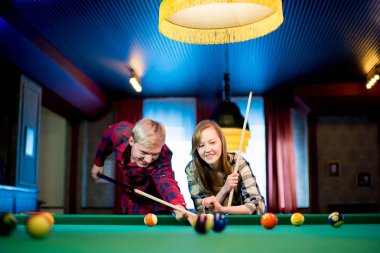 Bilardo oynayan arkadaşlar