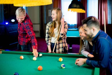 Bilardo oynayan arkadaşlar