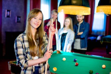 Bilardo oynayan arkadaşlar