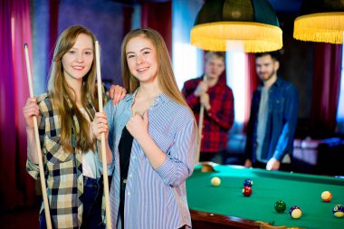 Bilardo oynayan arkadaşlar