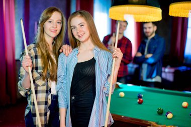 Bilardo oynayan arkadaşlar