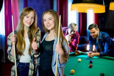 Bilardo oynayan arkadaşlar