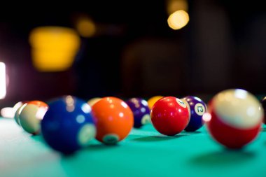 Masada bilardo topları var.