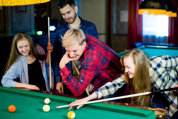 Amigos jogando bilhar — Fotografia de Stock